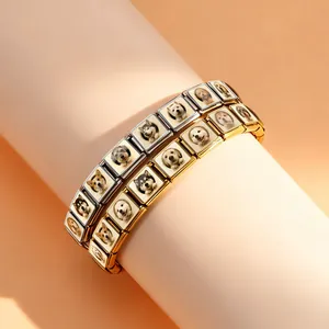 Gros plan de bracelets charms italiens modulaires avec motifs de chiens sur maillons inox
