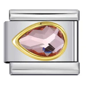 Primo piano dettagliato di un charm italiano in acciaio con zircone rosa a goccia