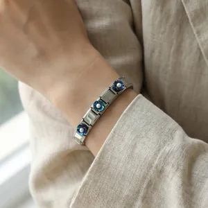 Vista detallada de la pulsera modular italiana de acero con flores azules