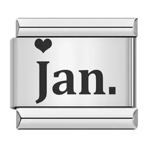 Detalle macro del charm de eslabón italiano de acero con corazón y grabado de 'Jan.'