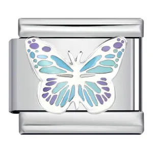 Primer plano detallado de un abalorio de mariposa en acero para pulseras italianas
