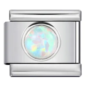 Gros plan d'un charm modulaire italien orné d'une pierre colorée aux reflets irisés.