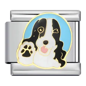 Vue détaillée d'un charm italien en acier avec motif émaillé de chien noir et blanc