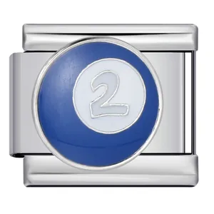 Dettaglio di charm italiano in acciaio inossidabile con design a palla da biliardo blu.