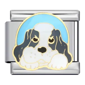 Vue détaillée d'une breloque italienne en acier inoxydable avec un motif de tête de chien.