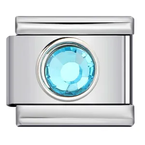 Vue détaillée d'un cristal bleu rond sur un maillon de charme italien en acier