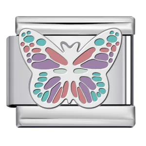 Detalle de un eslabón de charm italiano de acero inoxidable con mariposa de colores