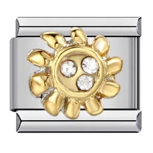 Detalle de dije de sol dorado con circonitas para pulsera modular italiana de acero