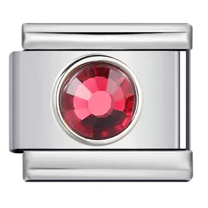 Détail d'un maillon de bracelet modulaire italien en acier avec une pierre rouge facettée