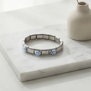 Vista detallada de una pulsera italiana modular con delicados adornos de flores azules