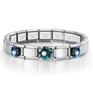 Vista detallada de una pulsera modular italiana de acero inoxidable con flores azules.
