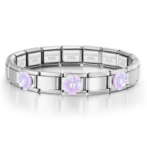 Vista detallada de pulsera modular italiana de acero con flores púrpuras y perlas