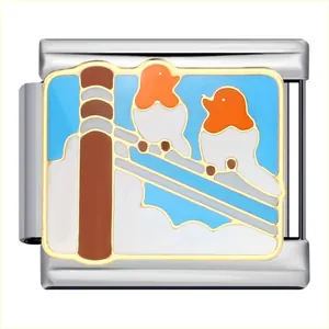 Détail macro d'un module de charme italien en inox avec motif d'oiseaux en émail coloré