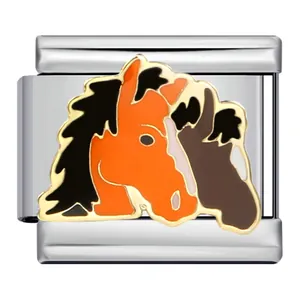 Détail macro d'un maillon de bracelet italien en acier avec tête de cheval émaillée orange