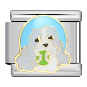 Détail macro d'un maillon de bracelet italien en acier avec motif chien et tennis