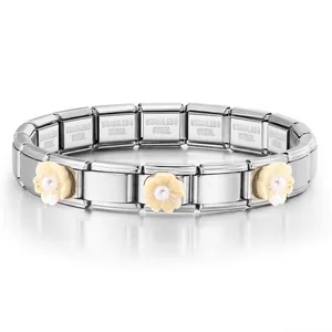 Pulsera de dijes italiana de acero inoxidable con flores crema y perlas elegantes