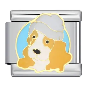 Détail d'un maillon de bracelet italien en acier inoxydable avec motif de chien émaillé