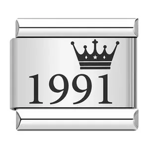 Detalle macro del eslabón de charm italiano en acero con corona y grabado de 1991