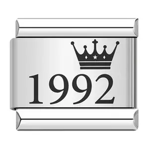 Detalle macro de eslabón para pulsera italiana con diseño de corona y año 1992