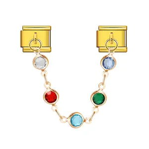 Primer plano de charms italianos de acero dorado con cadena de cristales de colores.