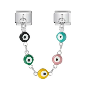 Detalle de charm de ojo turco para pulsera modular italiana de acero inoxidable