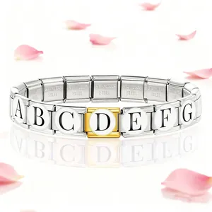 Vue détaillée d'un bracelet italien à charms en acier inoxydable avec des lettres