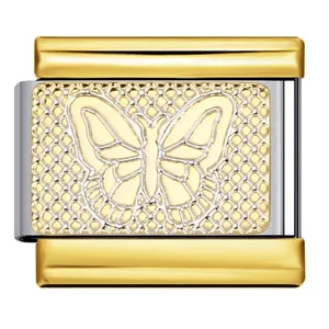 Primer plano de un charm italiano con diseño de mariposa dorada para pulsera modular de acero