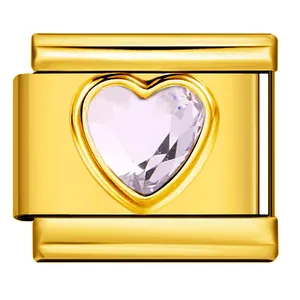 Dettaglio di un ciondolo a cuore in acciaio dorato con cristallo per bracciale italiano