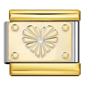Primer plano del diseño de corazón dorado en pieza de pulsera italiana de acero