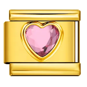 Dettaglio di una maglia per bracciale componibile dorata con cristallo rosa a cuore