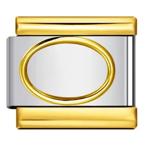 Primer plano de un dije de módulo italiano de acero titanio con óvalo dorado.