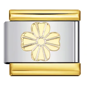 Primer plano detallado de abalorio italiano de flor dorada para pulseras de acero inox