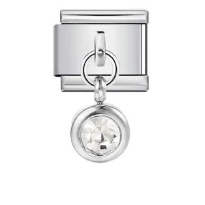 Dettaglio di un charm per bracciale modulare italiano con ciondolo in cristallo trasparente