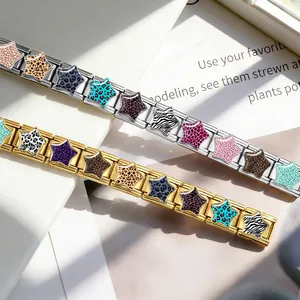 Detail van sterbedels met panterprint op gouden en zilveren Italiaanse modulaire armbanden.