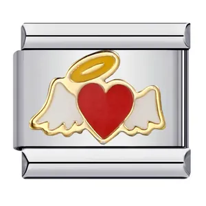 Vista dettagliata di un charm italiano con cuore rosso, ali bianche e un'aureola dorata.
