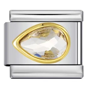 Dettaglio del link charm italiano con zircone a goccia in acciaio argentato e dorato