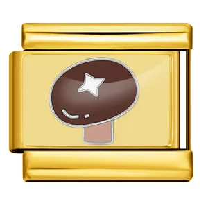 Primer plano detallado de un abalorio modular italiano dorado con diseño de hongo