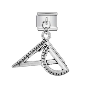 Détail de charm italien en acier inoxydable avec pendentif règle et rapporteur