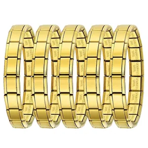 Dettaglio di cinque braccialetti modulari italiani in acciaio inossidabile dorato set
