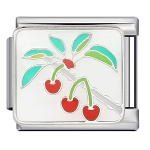 Gros plan d'un charme modulaire en acier avec motif cerise et feuille en émail.