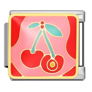 Détail d'une breloque de bracelet modulaire italien avec motif cerise en émail coloré