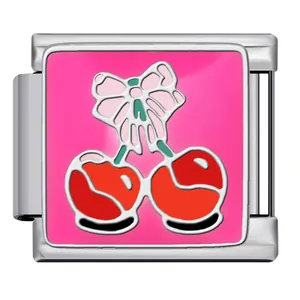 Gros plan d'un charm italien avec un motif de cerise et de nœud en émail rose
