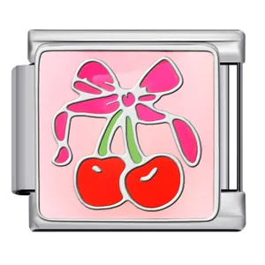 Gros plan d'un maillon de breloque italienne avec motif de cerise et de nœud émaillé.