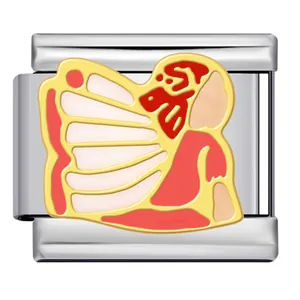 Détail d'un lien de breloque italienne avec un motif de papillon en émail rouge et rose.