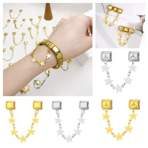 Gros plan sur des maillons Italian Charm avec étoiles pendantes sur bracelets en acier