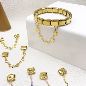 Détail d'un bracelet modulaire italien doré avec un pendentif étoile et des cœurs.