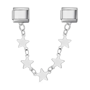 Détail d'un maillon de bracelet italien en acier inoxydable avec cinq pendentifs étoiles