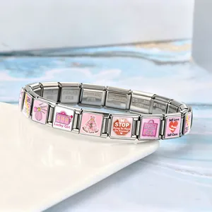 Détail d'un bracelet italien en acier inoxydable rose avec des motifs motivants