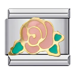 Dettaglio del charm rosa in smalto per bracciale modulare italiano in acciaio inox