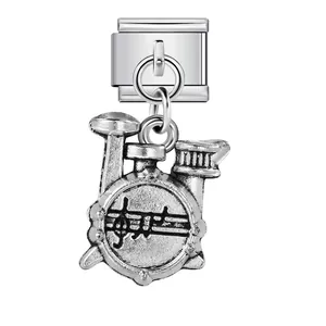 Detalle de amuleto de batería plateado con notas musicales para pulseras italianas